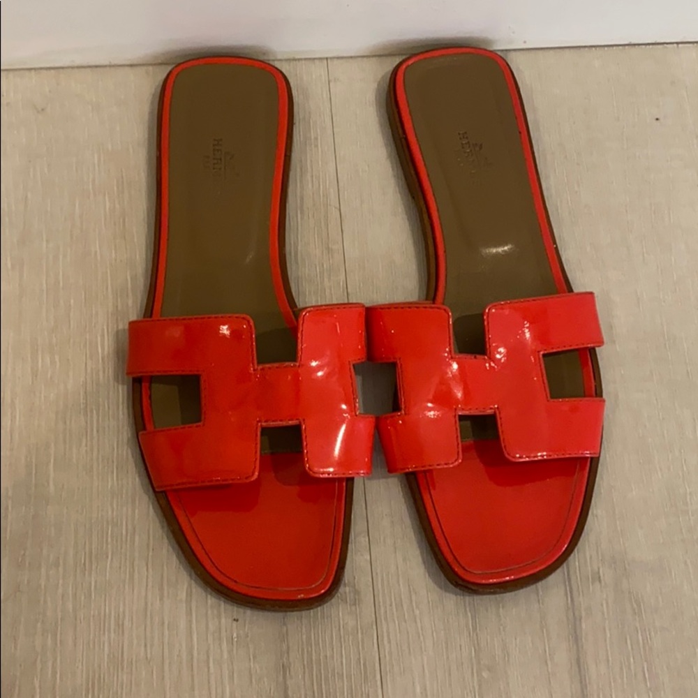 Hermès Oran Patent Coral Sandals